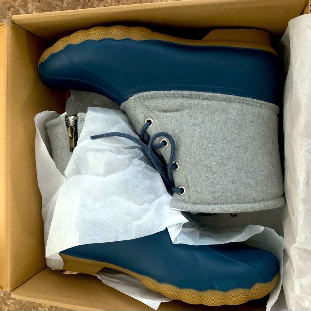 KOLILI Women's Duck Rain Boots Waterproof,
New in box!
Size 9